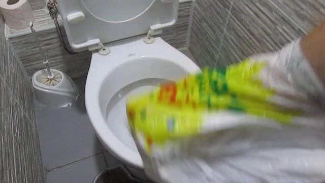Как прочистить унитаз если он засорился?