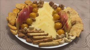 Снековая тарелка с сыром и яблоком для гостей