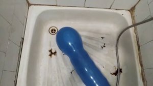 наполнил водой воздушный шарик форменный червяк он огромный стал и лопнул