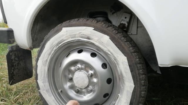 Красим диски баллончиком, не снимая с автомобиля. Нива с торгов. Покраска дисков смотреть онлайн