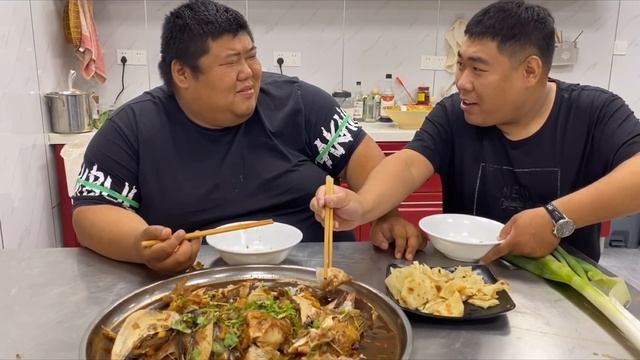 胖哥做鱼头泡饼吃，结果小舅子拿两颗大葱就来蹭，太不要脸了！【胖猴仔】 смотреть онлайн