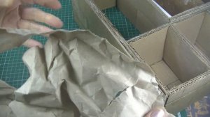 Организация рабочего места .Конструкция из коробок для хранения красок