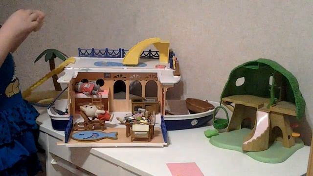Sylvanian  Families Сильвания Фэмили милые крохотные зверюки зайчатки в раскошном Круизном корабле.