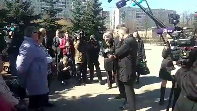 Александр Беглов разговаривает с жителями Колпино