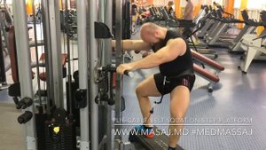 Приседания плие со степ-платформы с весом на поясе с нижнего блока