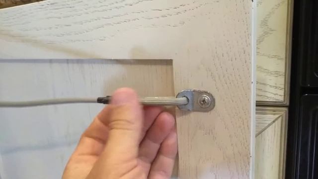 Ставим ограничитель открытия дверки на кухне. смотреть онлайн