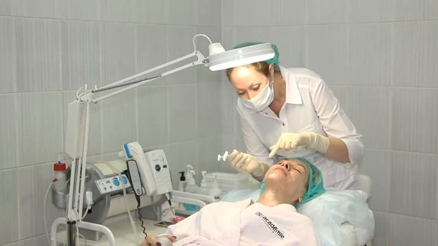 Коррекция носогубных и губоподбородочных складок, векторный лифтинг с применением канюли.