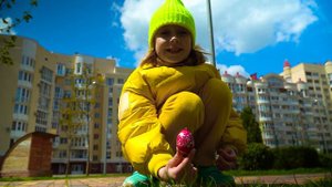 Настя маленькая играет - новая история для детей