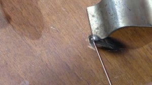 Как выкрутить обломанный ''саморез'' с помощью Cold Weld .