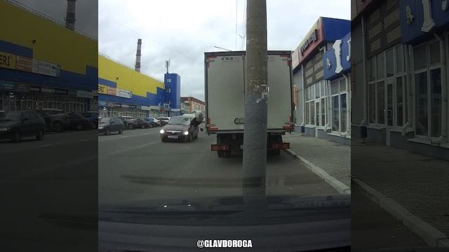 Перебегающею женщину сбила машина. смотреть онлайн