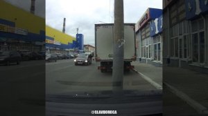 Перебегающею женщину сбила машина.