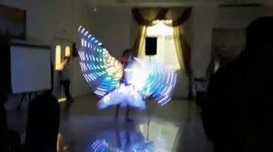 Танец со светодиодными крыльями