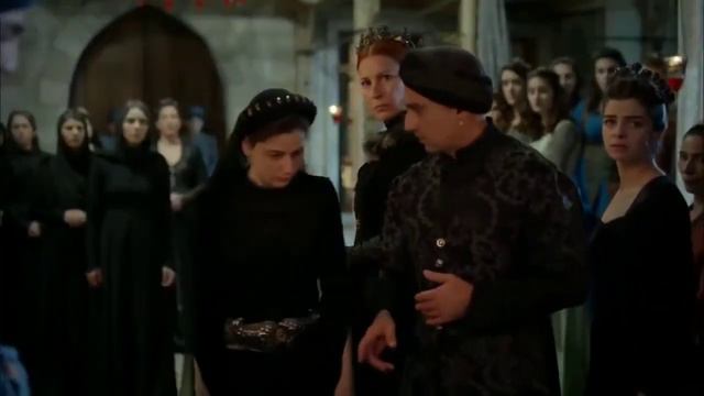 Михриниса поднесла кинжал к своей шее. В глазах Хюррем Султан она увидела ужас и страх. смотреть онлайн