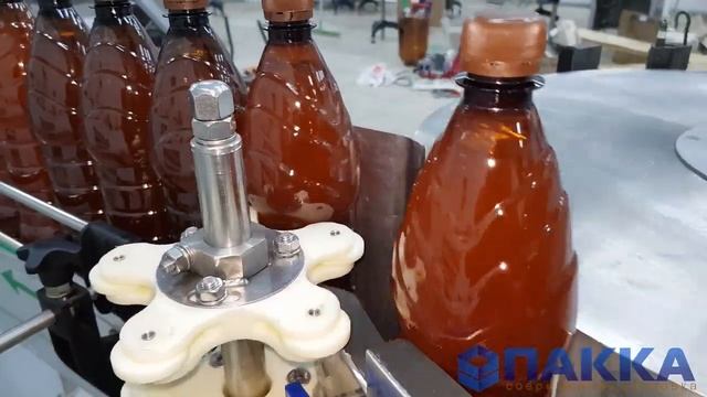 Нанесение на бутылки полипропиленовой этикетки с горячим клеем (ПАККА-6000ЭП) смотреть онлайн