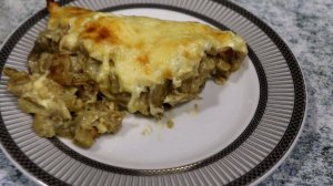 Жульен из белых грибов с курицей под толстым слоем сыра Он такой аппетитный