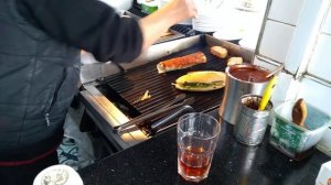 Стамбул, готовят Балык экмек