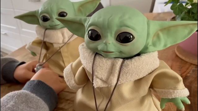 Максим играет с прикольной игрушкой от Hasbro, малыш Йода, Baby Yoda смотреть онлайн