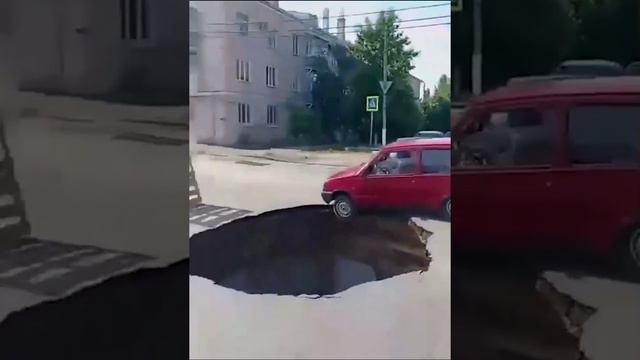 В Урюпинске «Ока» чуть не упала в огромный провал на дороге