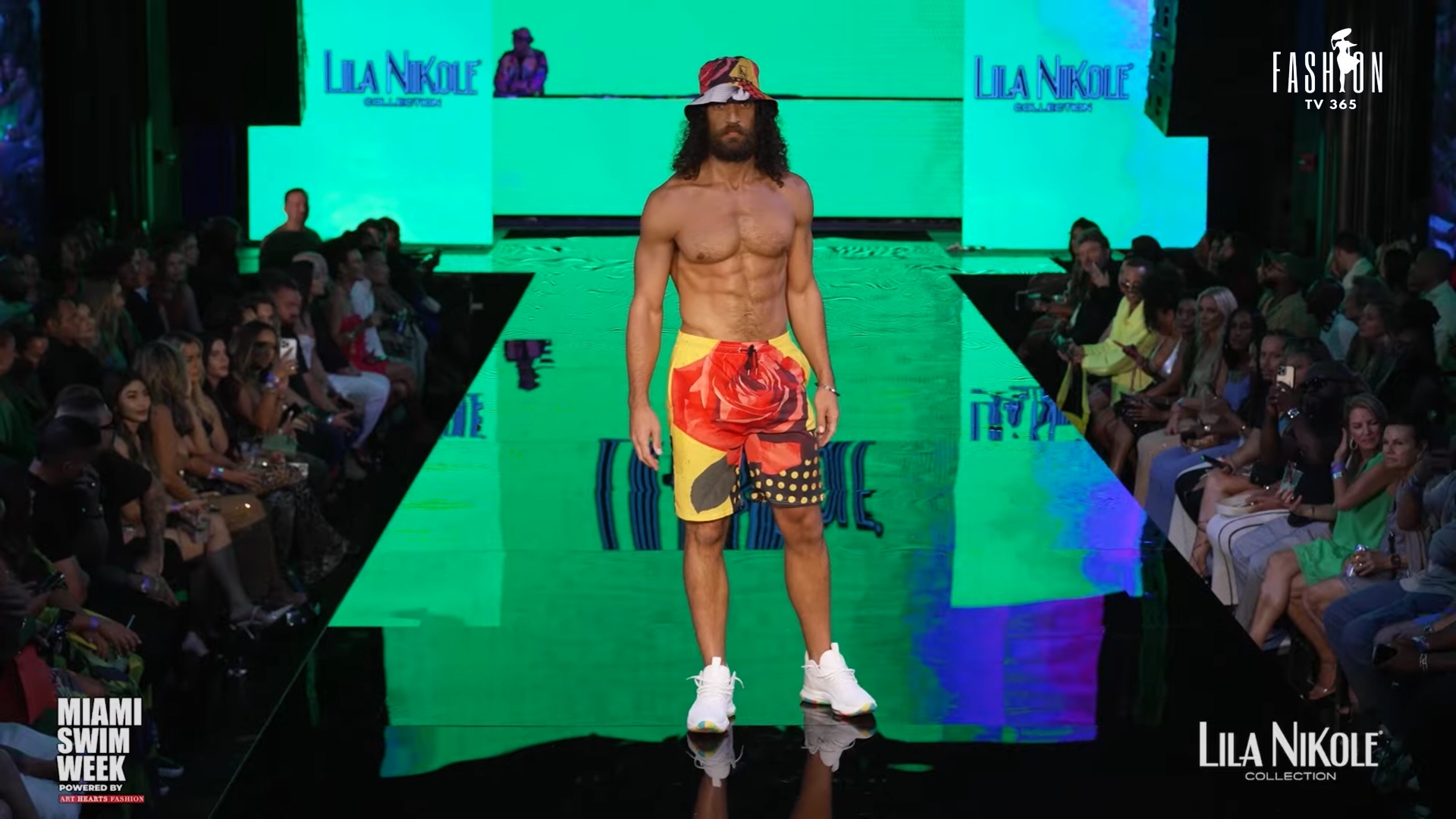 Lila Nikole - на Неделе плавания в Майами 2024 При поддержке Art Hearts Fashion смотреть онлайн