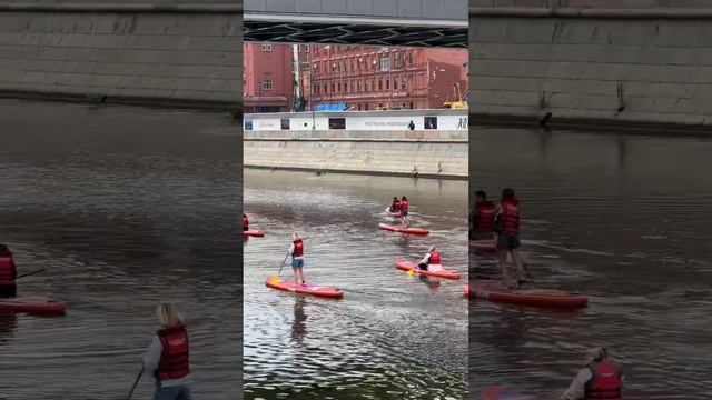 Сапсёрфинг на Москва-реке в центре Москвы