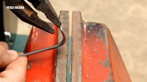 Mira que INGENIOSA HERRAMIENTA hace el PESCADOR para quitar los ANZUELOS de los PECES