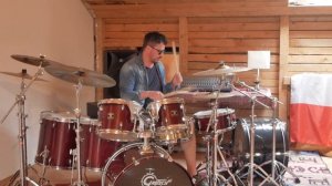 игра на барабанах