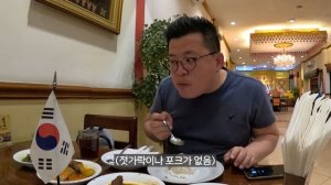 인도네시아판 한정식 'Nasi Padang' 체험 – 절대 앞에 있는 음식을 다 먹으면 안 되는 이유 [인도네시아 음식] / 훈타민