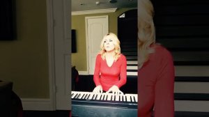 Девушка поет "Я тебя не скоро позабуду"