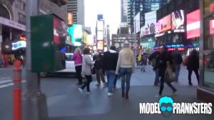 Голышом гуляет по центру города