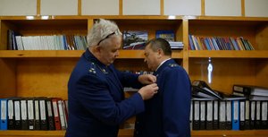 Ветерана прокуратуры Валентина Десяткина наградили юбилейной медалью