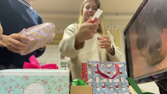 Играем в тайного санту в университете, распаковка подарков смотреть онлайн