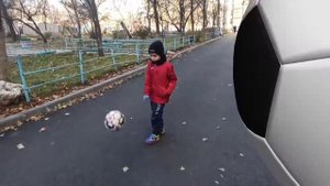 Жонглирование мячом ребенка 6 лет от земли - первые попытки.