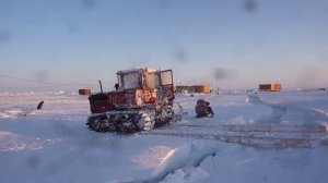 Переезд трактора Дт-75 через трещину