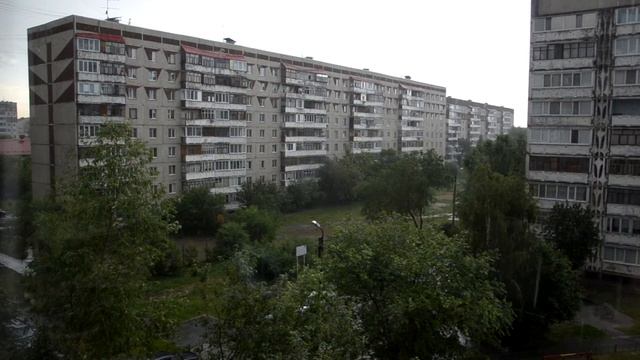 а к нам пришел летний дождик и поливает как из ведра