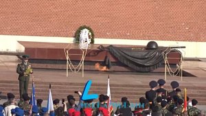 Возложение венков и цветов к могиле неизвестного солдата кадетами, патриотическими клубами и юнарме