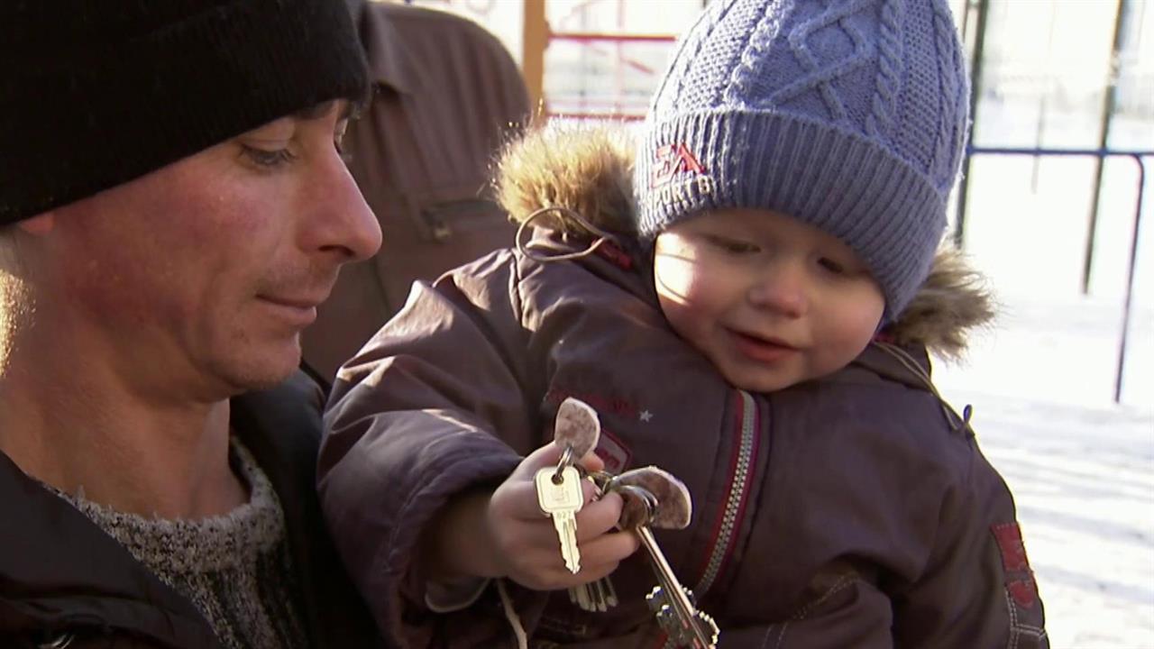 В Тюменской области пострадавшие от паводка жители города Ишим получили ...