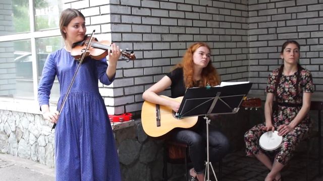 Выступление фолк-группы Човен в проекте Искусство под навесом