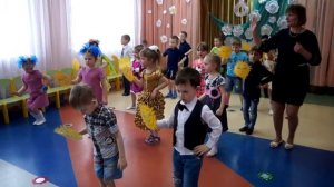 Вход на 8 марта в детском саду - Солнечные зайчики девочки и мальчики