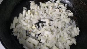 Жареные баклажаны с луком и майонезом