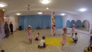 Музыкально-дидактическая игра "Осень по садочку ходила". Танец цветов.Выход пчелок.