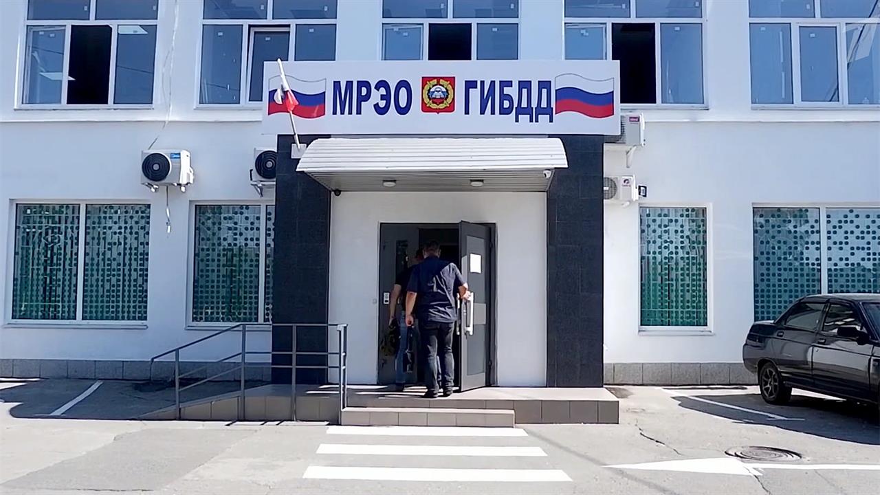 В освобожденном Мелитополе начали выдавать российские права и регистрировать автомобили
