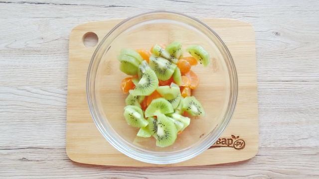 Фруктовый салат из мандаринов и яблок