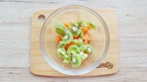 Фруктовый салат из мандаринов и яблок