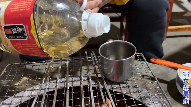 老爸买来一只10斤重的鸵鸟腿，老男孩第一次见先切点用笼灶烤着吃 | 鄂东老男孩