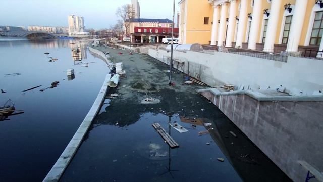 Челябинск. Стройка и на р. Миасс весенний потоп в центре 13.04.2020г