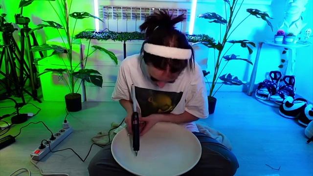 Даша Дошик сделала макияж с клея пистолета ? смотреть онлайн