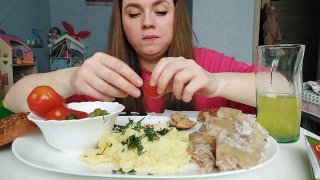 Мукбанг холодец, пюре и маринованные огурчики и помидорки 🤤 #мукбанг #фудблогер