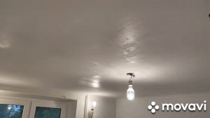 Покраска потолка первым слоем краски валиком на палке