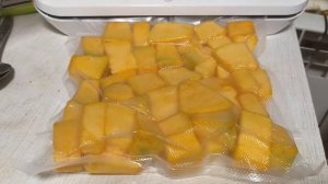 Вакууматор в действии, подготавливаем тыкву в заморозку