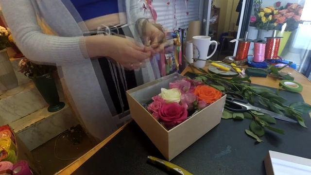 Цветочная коробка со сладостями. Флористика.